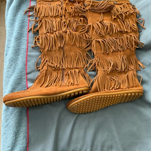 Suede Fringe Minnetonka like new condition - Picture 2 of 4